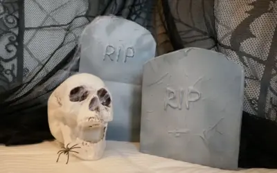 Grabsteine aus Müslikartons